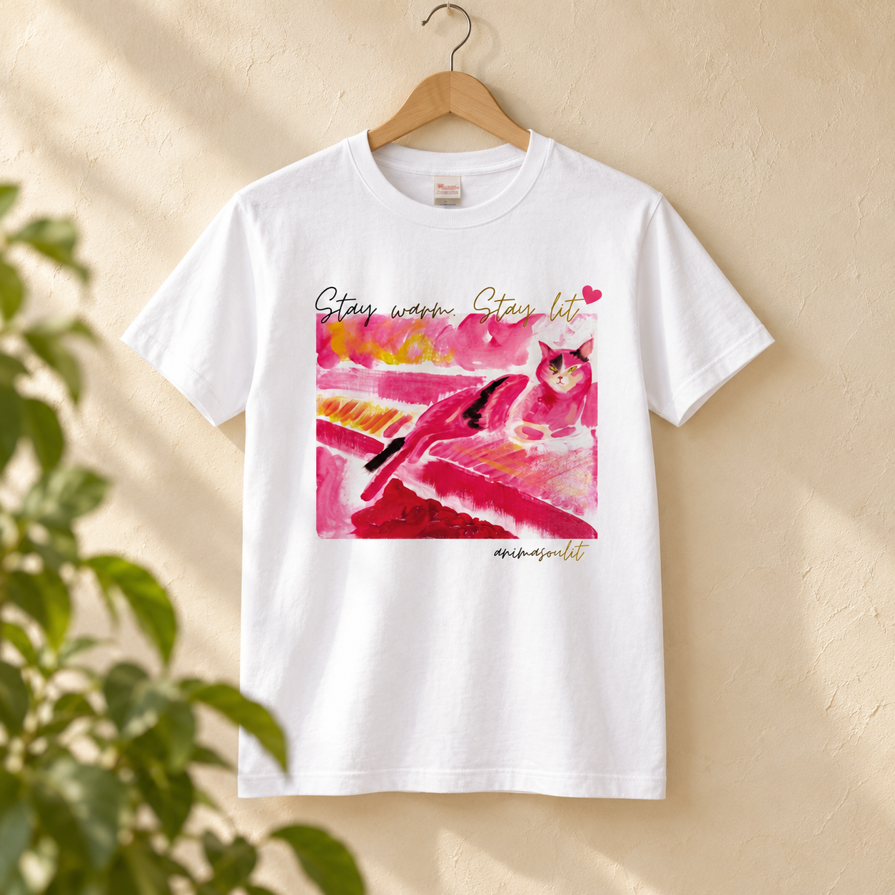 Stay warm. Stay lit. — 猫アートTシャツ